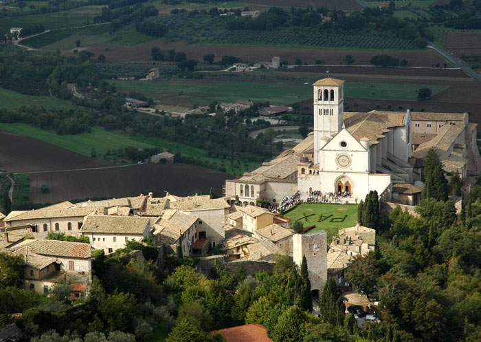 Katedra Św. Franciszka w Asyżu widziana z Rocca Maggiore