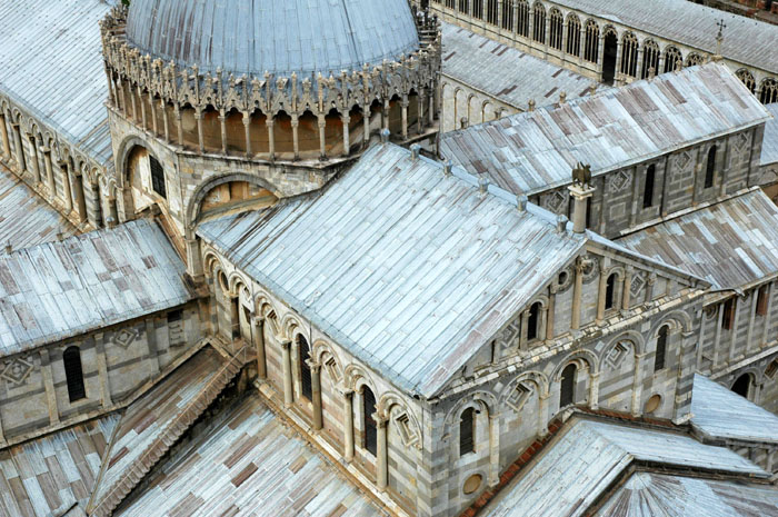 Widok na Duomo z Krzywej Wieży w Pizie