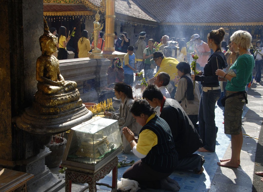 Modły w świątyni Doi Suthep w Chiang Mai