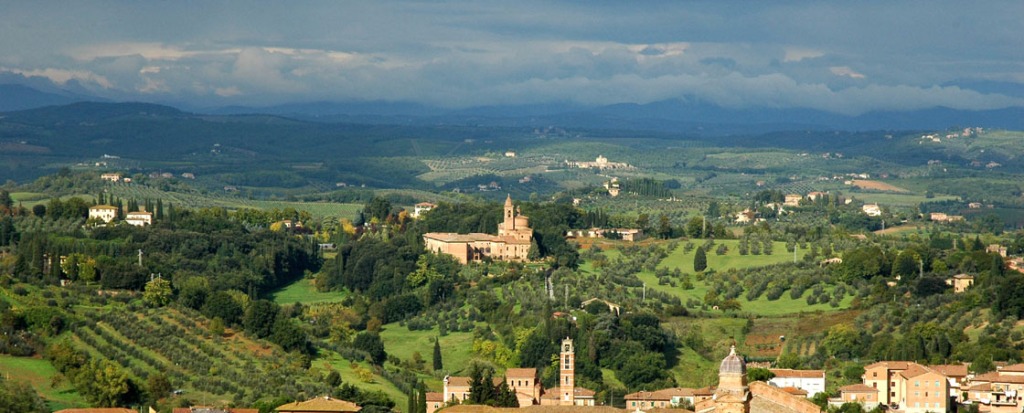 Panorama Toskanii widziana z wieży sienneńskiego Palazzo Pubblico.